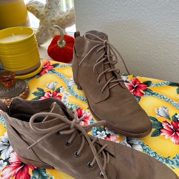 Sam Edelman mare putty, new buck, lace-up booty size 10 - Picture 4 of 8